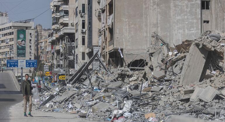 Un bâtiment lourdement endommagé se dresse à Beyrouth après les récentes frappes aériennes au Liban.