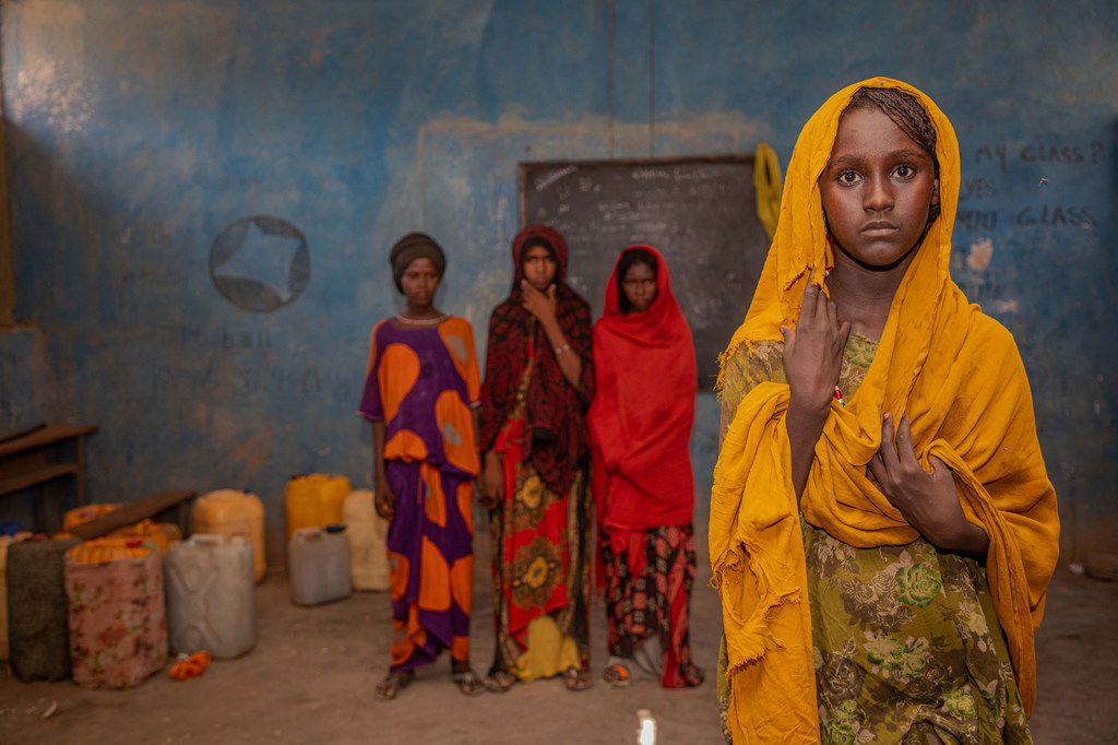 Des élèves se tiennent debout dans leur salle de classe sous-équipée dans la région Afar en Éthiopie.
