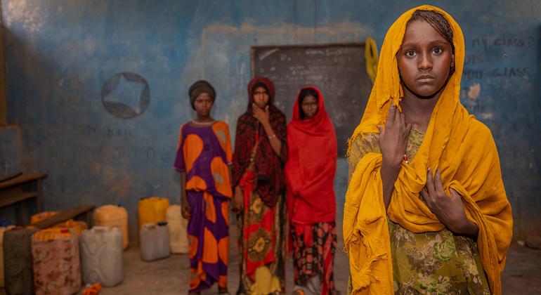 Кризис в Эфиопии обострился из-за засух, наводнений и конфликтов. В помощи нуждаются 15,5 миллиона жителей страны.На фото: ученицы одной из школ Эфиопии. 