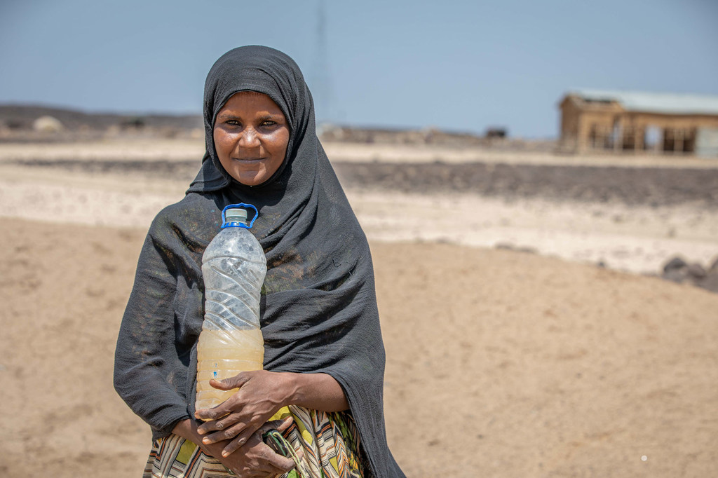 Une femme de la région d'Afar en Éthiopie porte une bouteille d'eau collectée dans sa ville.