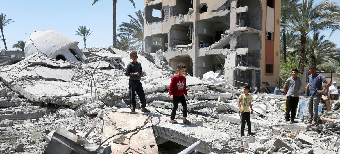 Crianças escalam as ruínas de uma propriedade em Deir Al-Balah, no centro de Gaza
