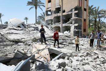 Crianças escalam as ruínas de uma propriedade em Deir Al-Balah, no centro de Gaza