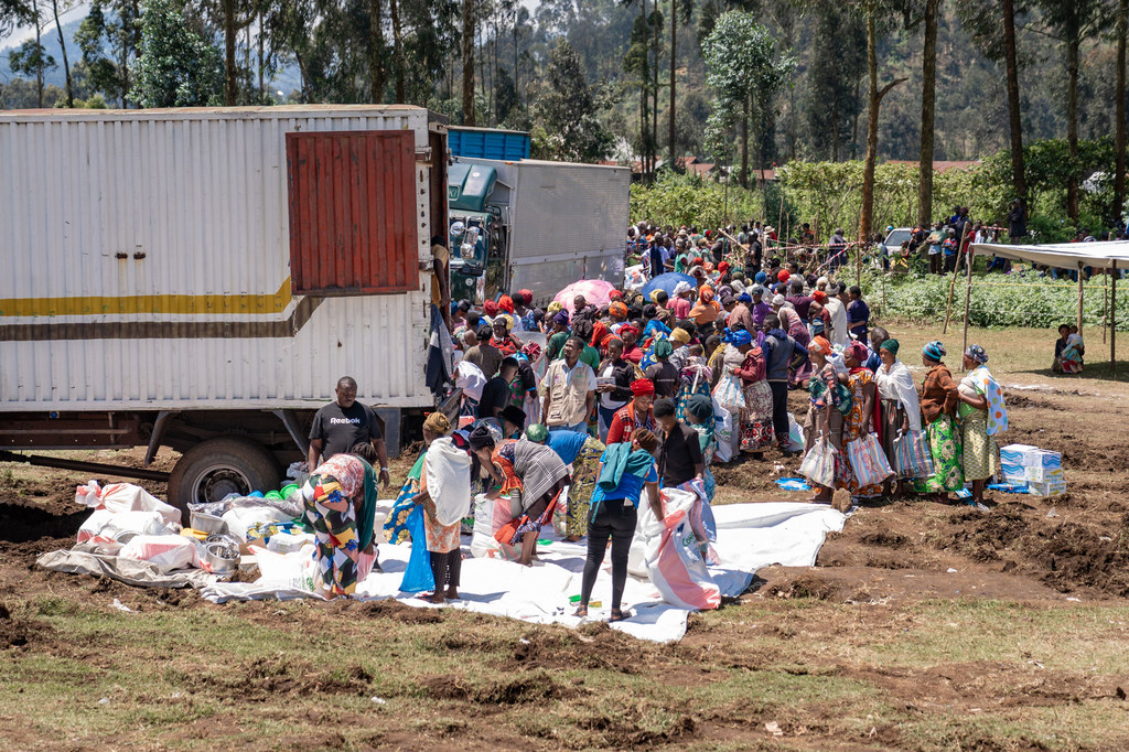 Watu waliokimbia makwao kutokana na ghasia mashariki mwa Jamhuri ya Kidemokrasia ya Congo wanapokea msaada.