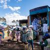 Des travailleurs humanitaires de Concern Worldwide distribuent de la nourriture et des articles ménagers aux personnes déplacées qui retournent dans leur village de Buhumba, en République démocratique du Congo.