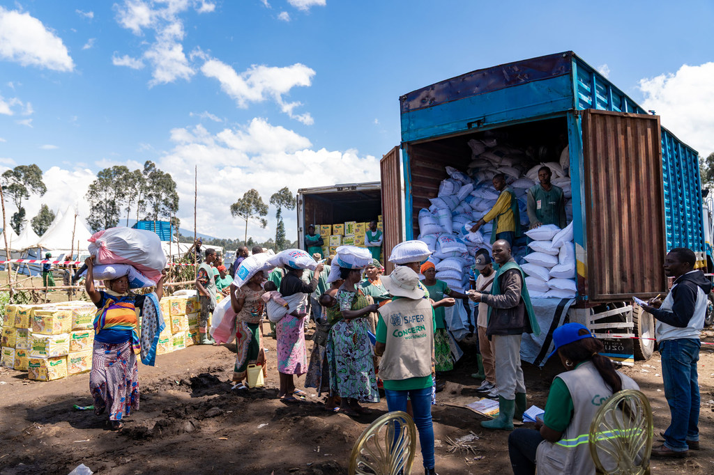 De la nourriture et des articles ménagers sont livrés aux personnes qui sont rentrées chez elles à Buhumba, dans l'est de la RD Congo.