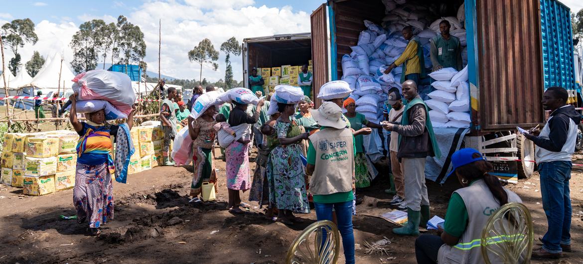 De la nourriture et des articles ménagers sont livrés aux personnes qui sont rentrées chez elles à Buhumba, dans l'est de la RD Congo.