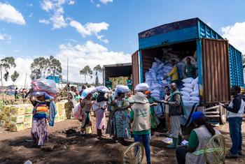 De la nourriture et des articles ménagers sont livrés aux personnes qui sont rentrées chez elles à Buhumba, dans l'est de la RD Congo.
