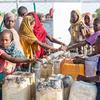 在苏丹达尔富尔的村落，孩子们从联合国儿童基金会安装的供水站收集干净、安全的水