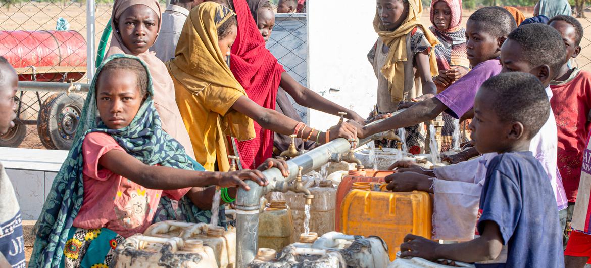 أطفال يحصلون على مياه نظيفة وآمنة من محطة أنشأتها اليونيسف في قرية السريف في دارفور.