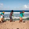 Des ouvriers construisent des barrières pour lutter contre l'érosion marine le long de la côte de Tuvalu.