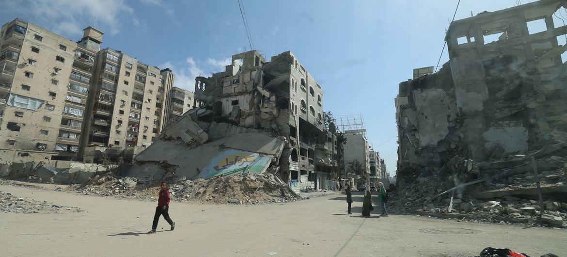 People navigate streets amid rubble and bombed out buildings in Gaza (May, 2025) People navigate streets amid rubble and bombed out buildings in Gaza (May, 2025)