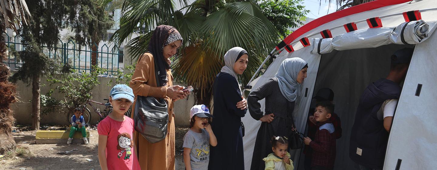 Mujeres y niñas esperan en una clínica apoyada por la ONU en Gaza.
