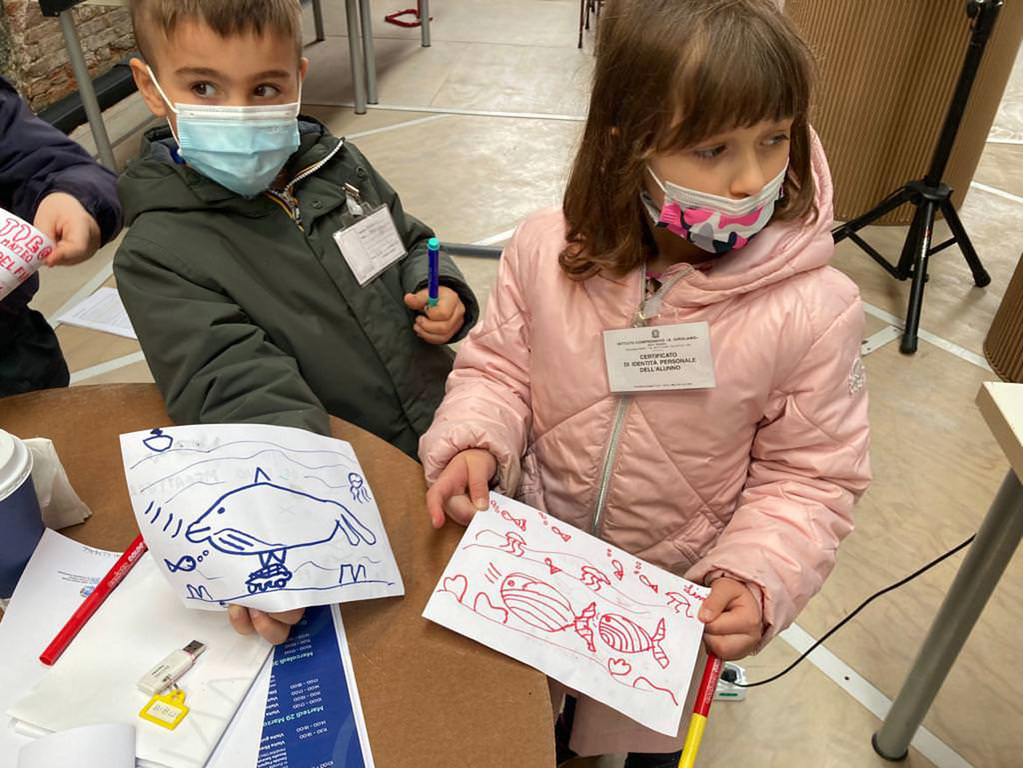 I bambini partecipano ad attività di disegno a un evento di sensibilizzazione sull'oceano a Venezia, in Italia.