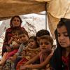 Benaziz, 30, com seus filhos na aldeia de Balocho Zardari, Shaheed Benazir Abad, Nawabshah, Sindh, Paquistão