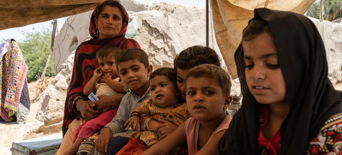 Benaziz, 30, com seus filhos na aldeia de Balocho Zardari, Shaheed Benazir Abad, Nawabshah, Sindh, Paquistão