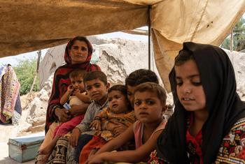 Benaziz, de 30 años, con sus hijos en el pueblo de Balocho Zardari, Shaheed Benazir Abad, Nawabshah, Sindh, Pakistán.