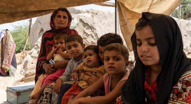 Benaziz, de 30 años, con sus hijos en el pueblo de Balocho Zardari, Shaheed Benazir Abad, Nawabshah, Sindh, Pakistán.