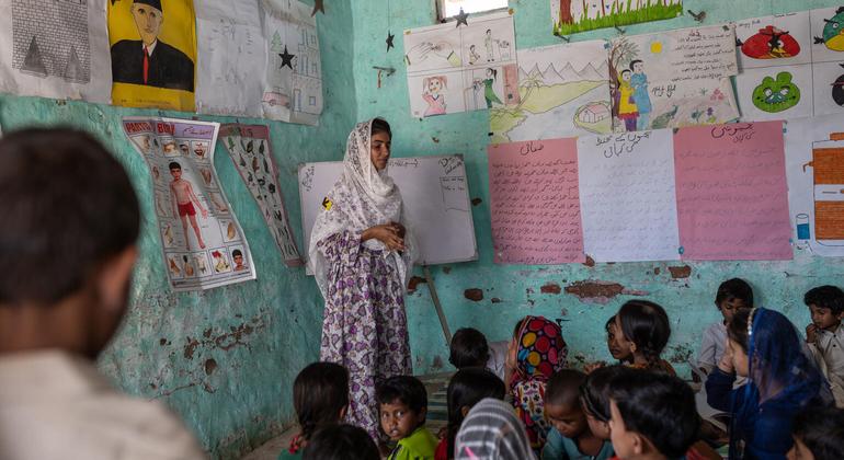 Una profesora enseña en una clase creada por UNICEF tras las inundaciones que tuvieron lugar el año pasado en Pakistán.