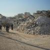 Des habitants passent devant les décombres de bâtiments effondrés à Harem, en Syrie, à la suite du tremblement de terre de février 2023.