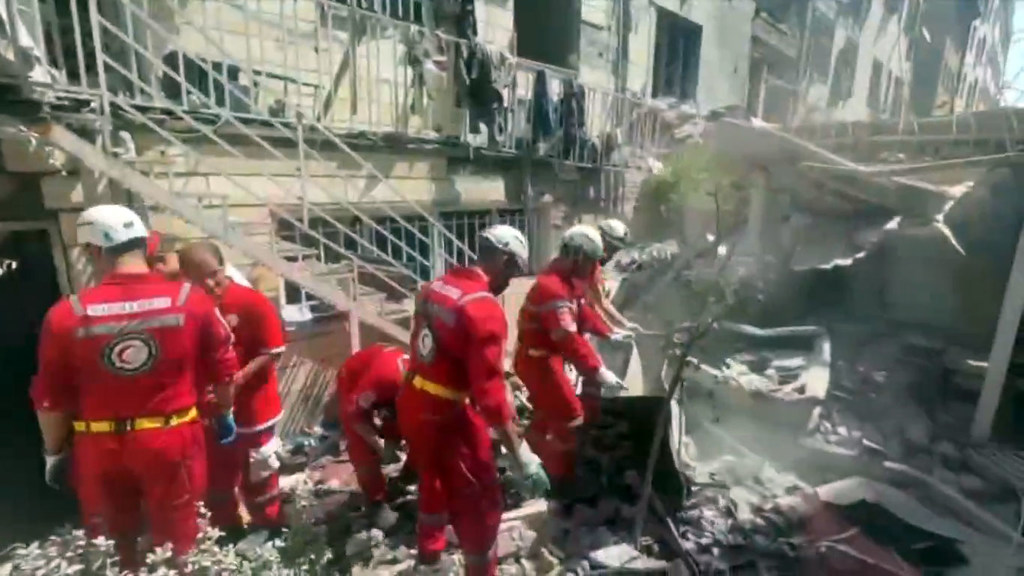 伊朗的红新月会的团队在以色列空袭后搜寻幸存者。