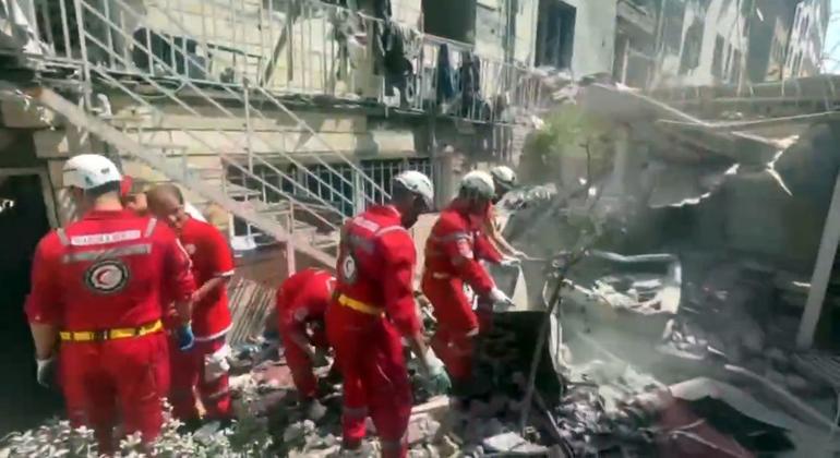 伊朗的红新月会的团队在以色列空袭后搜寻幸存者。