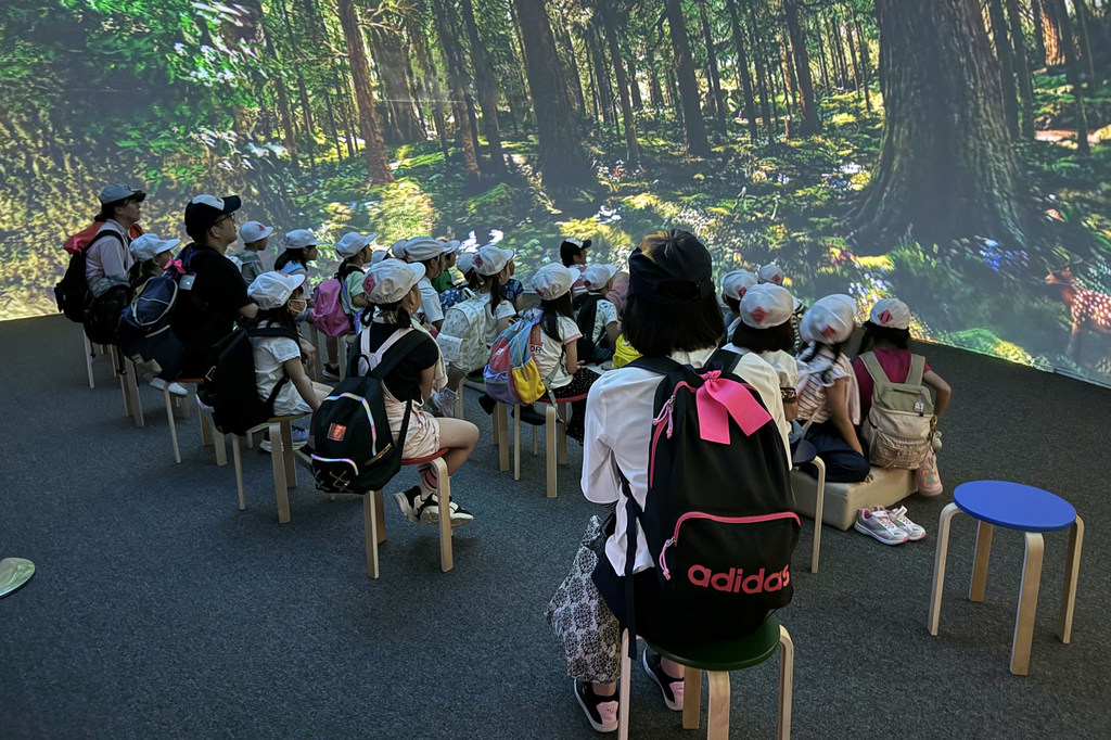 School children enjoy an immersive video at the UN Pavilion at Expo 2025.