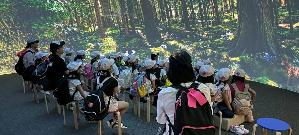 学生们在2025年世博会联合国馆观看沉浸式视频。