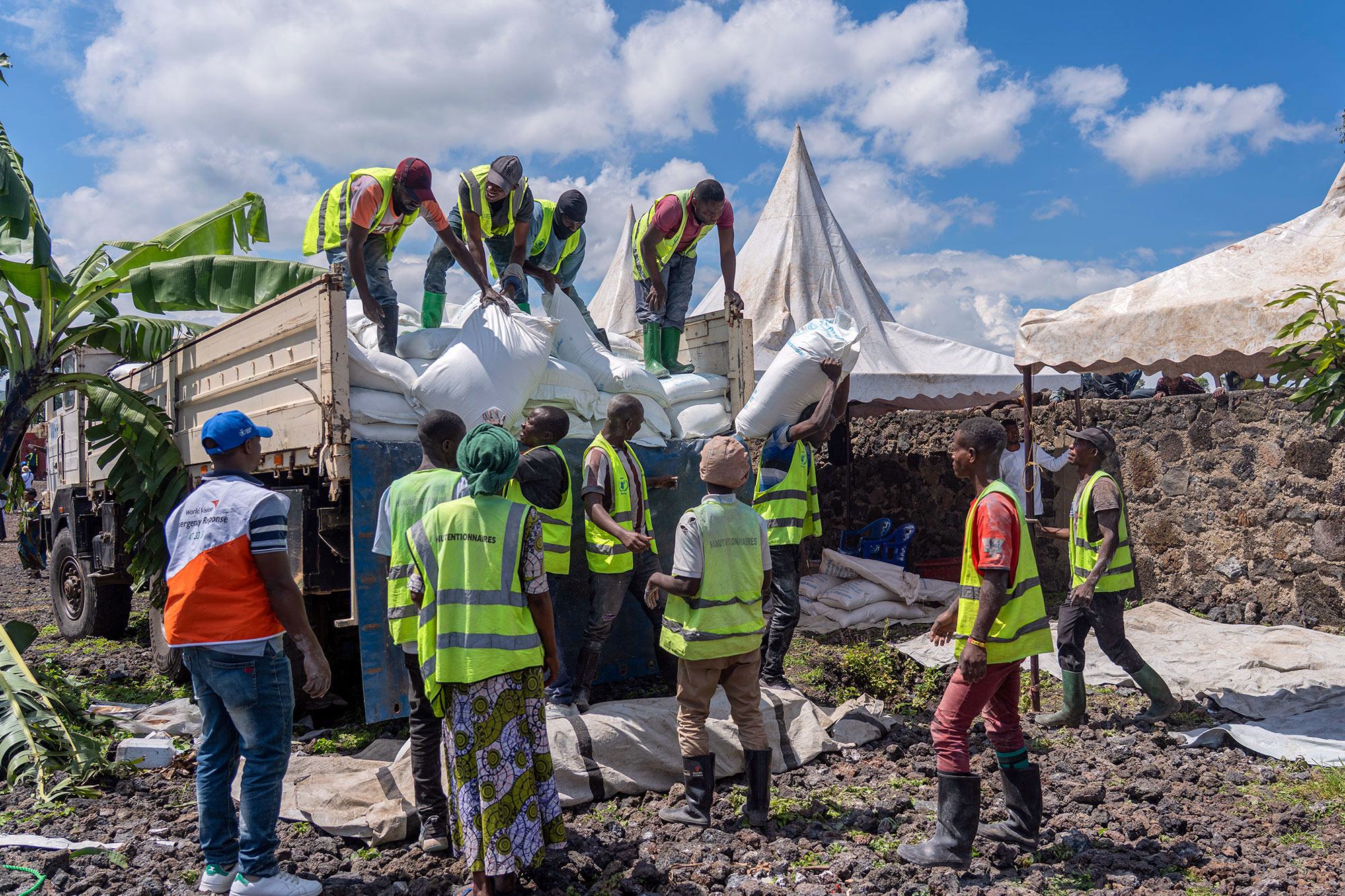 Distribution d'aide alimentaire aux personnes déplacées à Goma, dans l'est de la République démocratique du Congo (RDC).