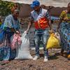 Des rations alimentaires d'urgence sont distribuées à des personnes déplacées à Goma.