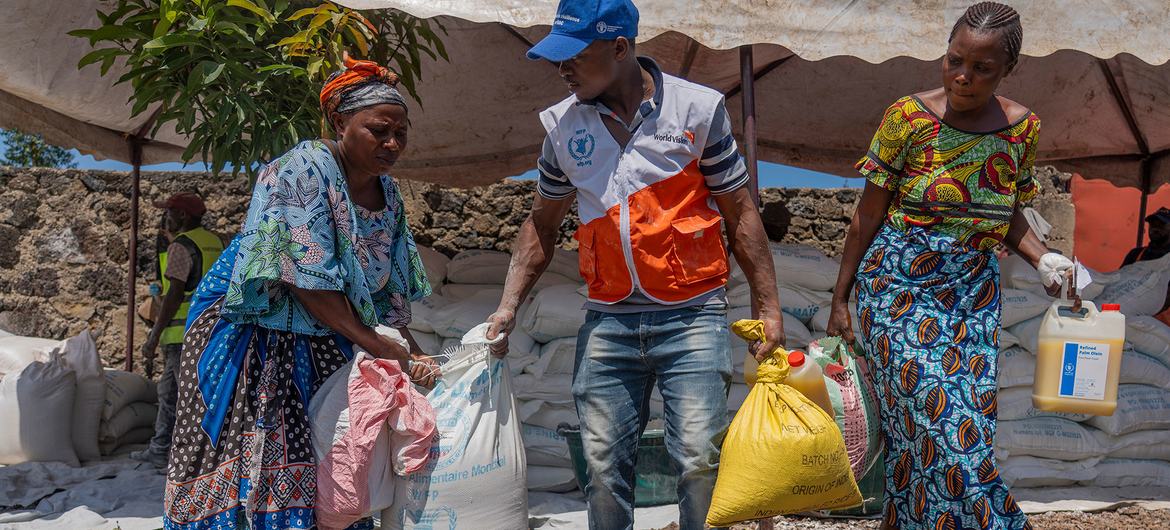 Des rations alimentaires d'urgence sont distribuées à des personnes déplacées à Goma.