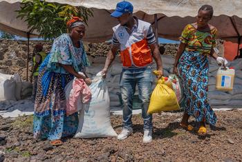 Des rations alimentaires d'urgence sont distribuées à des personnes déplacées à Goma.