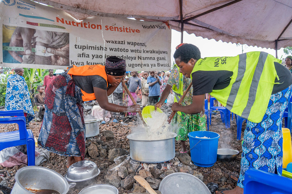 在刚果（金）东部城市戈马，流离失所民众正在获得紧急粮食援助。