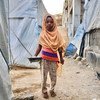 一名女童跟随家人逃离也门荷台达省的冲突，目前在亚丁的一个流离失所者营地生活。 