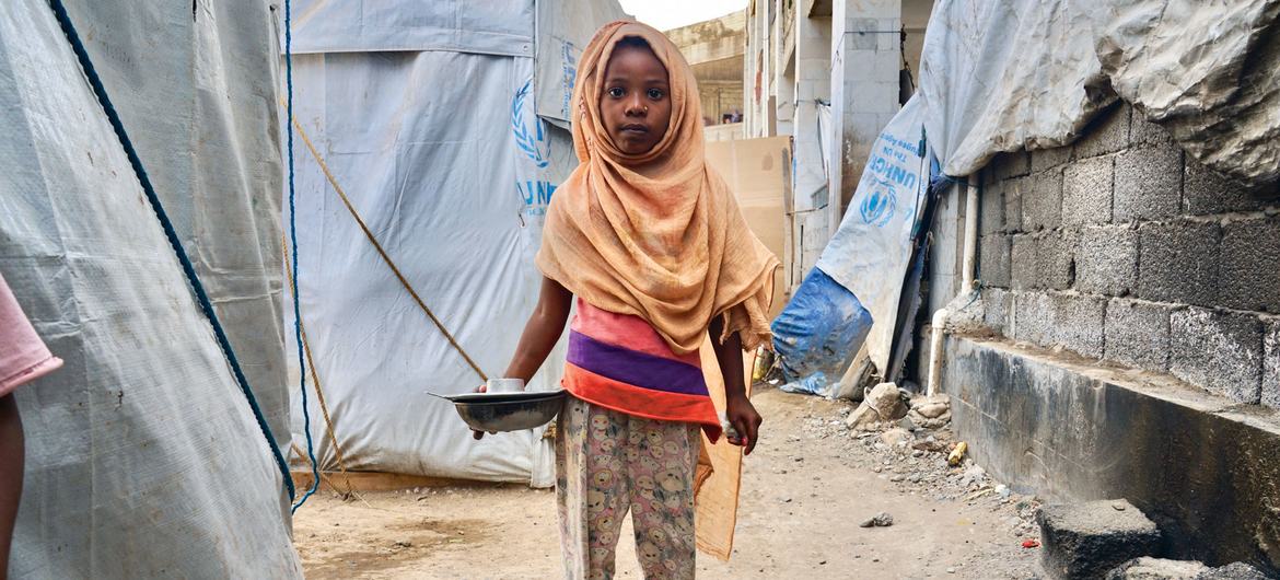 一名女童跟随家人逃离也门荷台达省的冲突，目前在亚丁的一个流离失所者营地生活。 