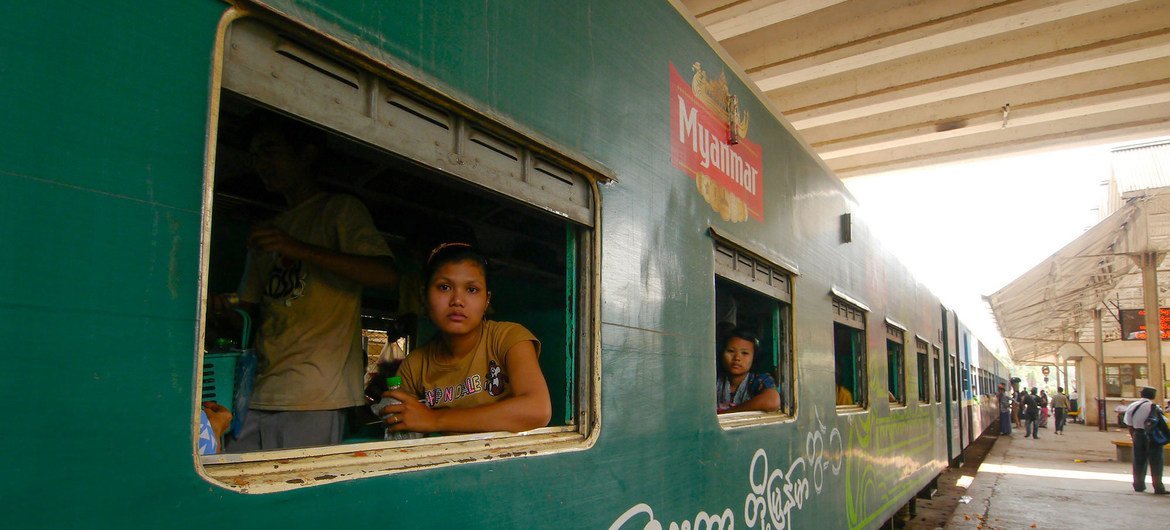 म्याँमार के यंगून शहर में शहर के बाहरी इलाक़ों में जाने के लिये लोग सर्कुलर ट्रेन में बैठे हैं. 