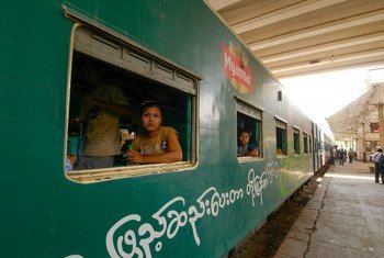 Жители Янгона в  поезде кольцевой железной дороги уезжают на окраину города.