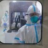 Des techniciens testent un équipement dans un nouveau centre de recherche pandémique aux Phlilppines.