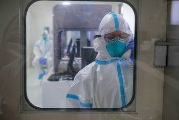 فنيون طبيون يقومون باختبار معدات داخل مختبر معقم أثناء افتتاح منشأة جديدة في الفلبين تركز على أبحاث الأوبئة.