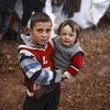 生活在叙利亚西北部非正式定居点的流离失所儿童。