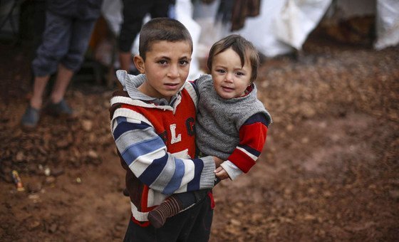 Дети из семьи вынужденных переселенцев в Сирии. 