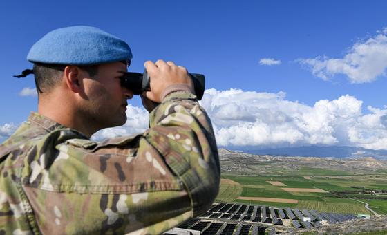 Миротворец ООН осматривает буферную зону на Кипре. 