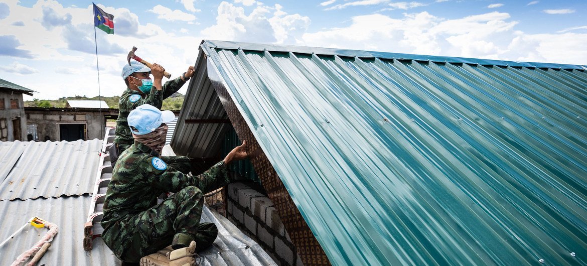 La MINUSS a une base non loin de l'Exodus Academy, une petite école à Juba, au Soudan du Sud.  Au cours des dernières années, les Casques bleus sont allés au-delà de leur mandat pour soutenir l'école.  Plus récemment, les ingénieurs thaïlandais de la mission ont aidé à construire une nouvelle salle de classe.