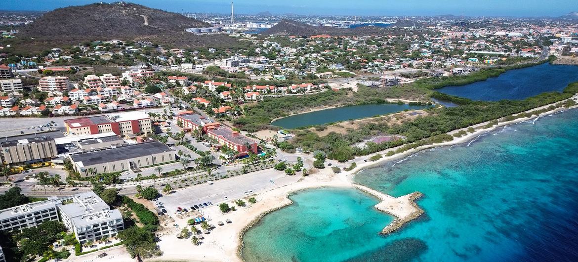 Vista aérea de las playas soleadas de Curazao.