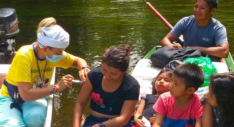 Mãe de família de grupo indígena no Brasil recebe vacina da Covid-19