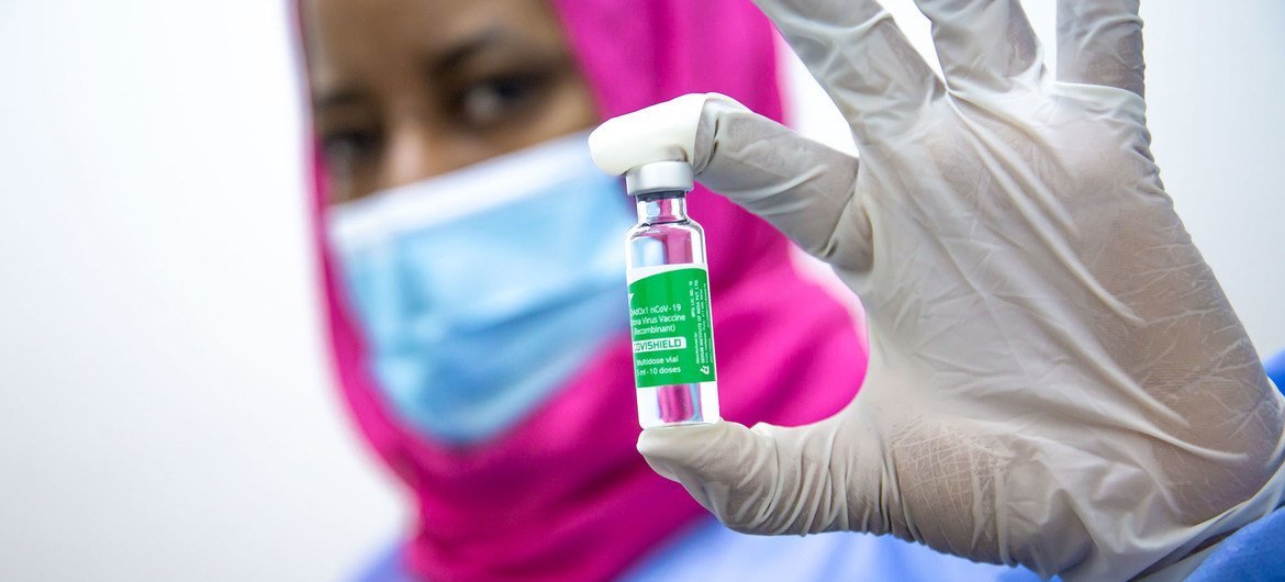 ممرضة تحمل جرعة لقاح في مستشفى الشيخ زايد بنواكشوط، موريتانيا.