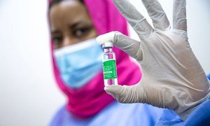 Une infirmière tient une dose de vaccin à l’hôpital Sheikh Zayed de Nouakchott, Mauritanie.
