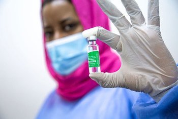 在毛里塔尼亚努瓦克肖特的一所医院，一名护士手持一剂新冠疫苗。