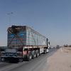 Caminhões carregados de garrafas de água potável viajam para Al Arish, uma cidade a cerca de 32 quilômetros ao sul da fronteira com Gaza