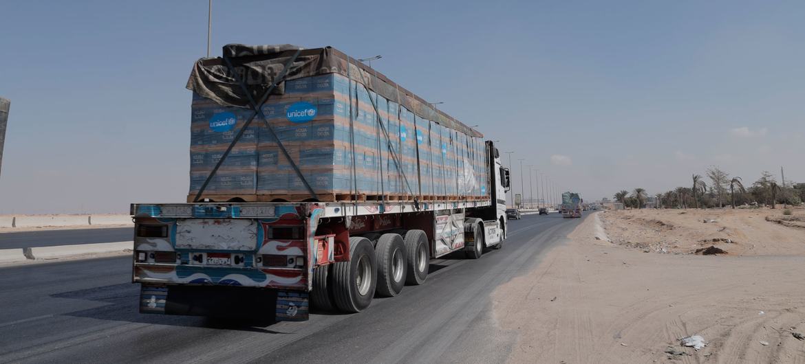 Caminhões carregados de garrafas de água potável viajam para Al Arish, uma cidade a cerca de 32 quilômetros ao sul da fronteira com Gaza