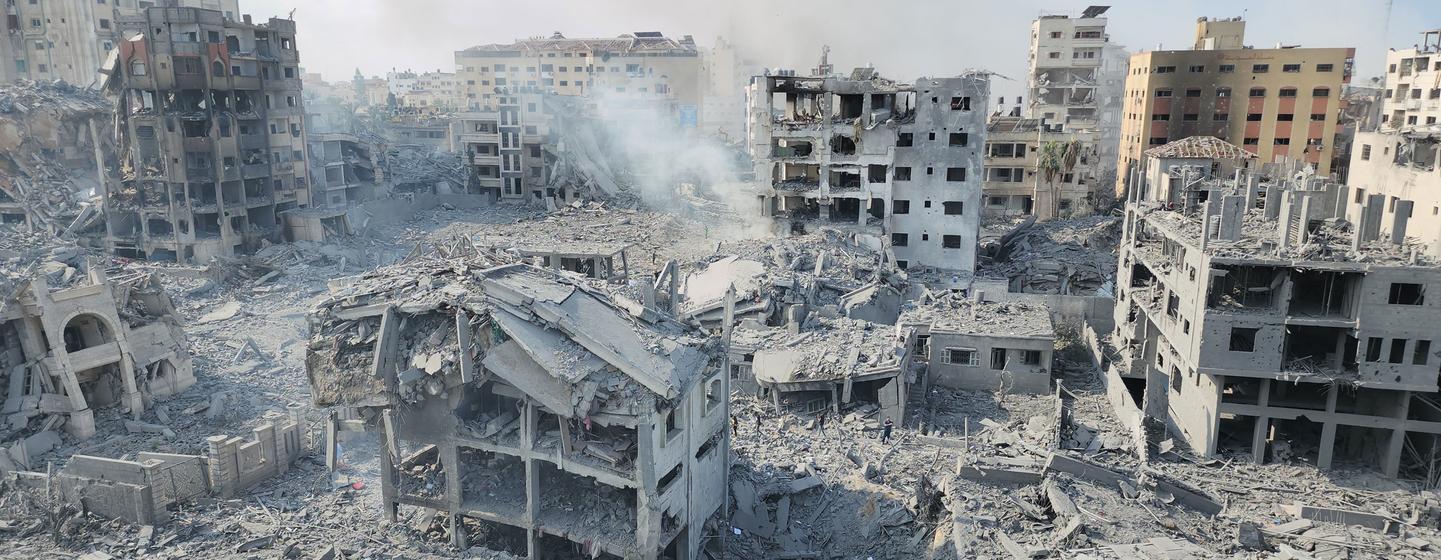 加沙北部的居民区被空袭摧毁。